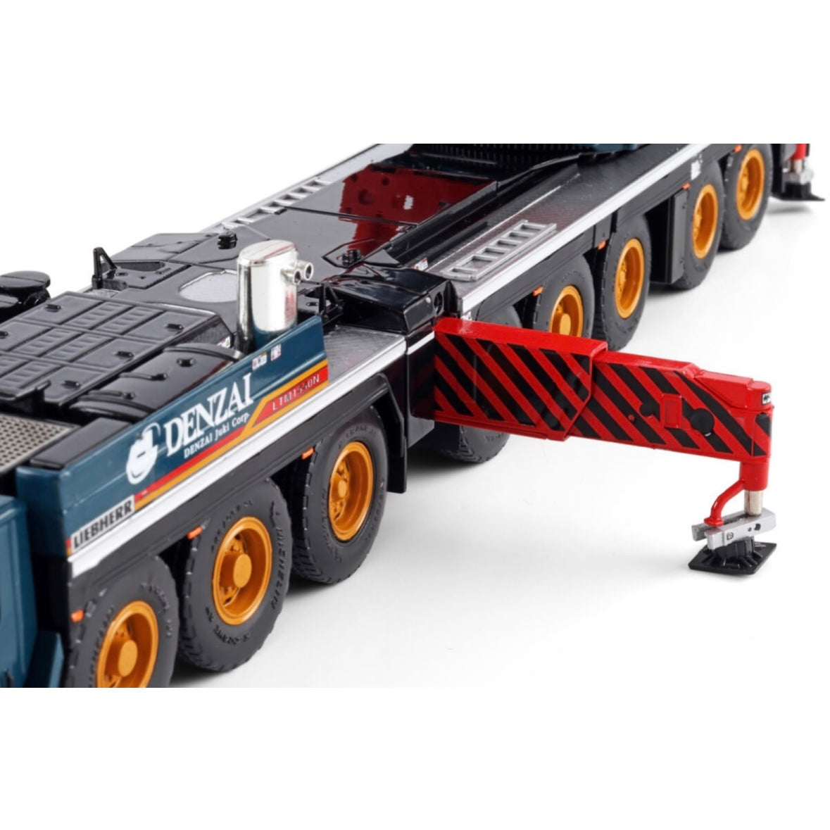 WSI Denzai Liebherr LTM 1500-8.1 Mobile Crane 1:50 Scale Model outrigger detail