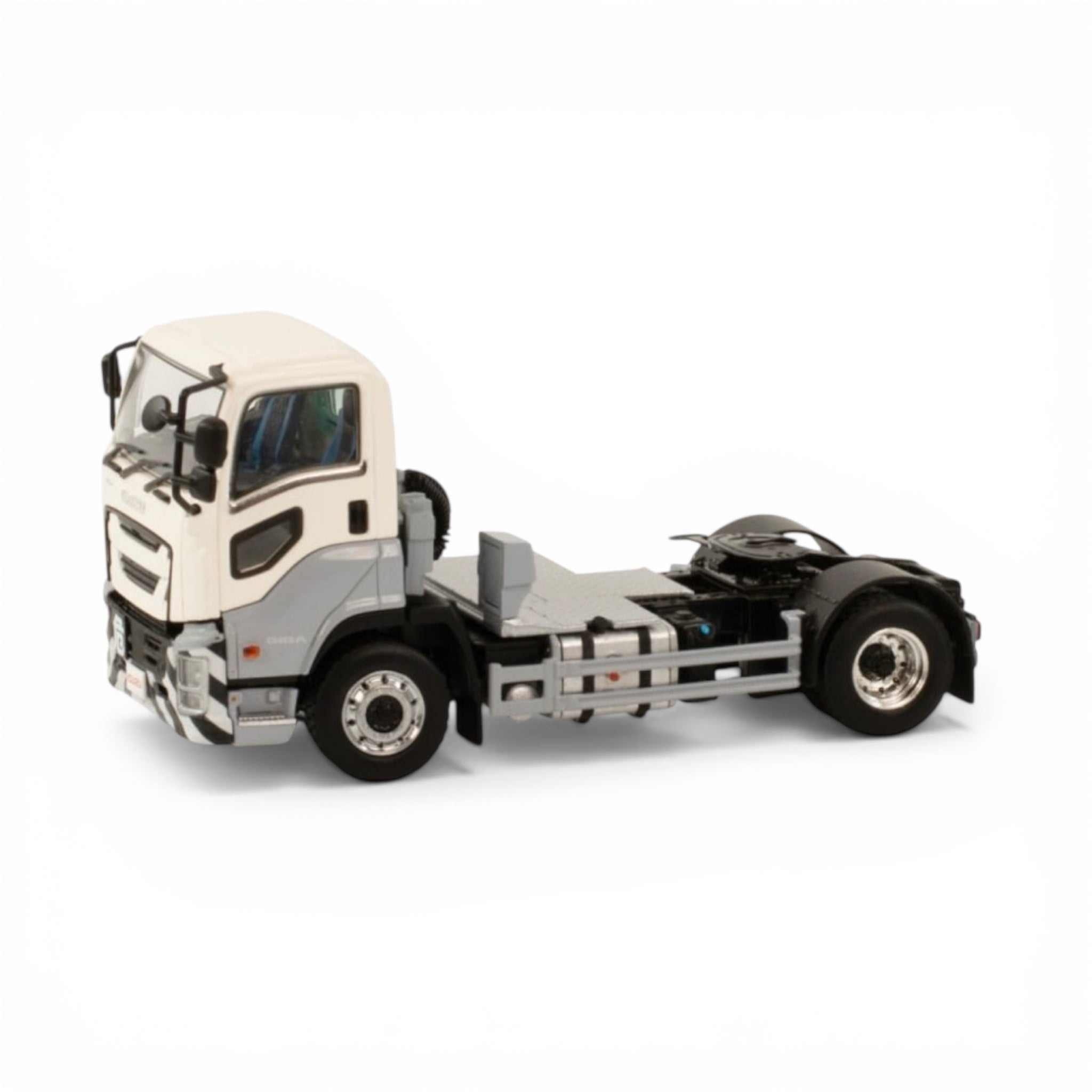 Isuzu Giga Short Cab 4x2 White / Grey